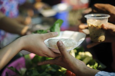 Gönüllüler dilenciler için gıda sağlamak : Kavramlar Beslenme ve yardım : Yoksullar için gıda paylaşımı kavramı açlık hafifletmek için : Gönüllüler Paylaşmak Gıda Yoksullar için