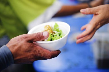 Gönüllüler dilenciler için gıda sağlamak : Kavramlar Beslenme ve yardım : Yoksullar için gıda paylaşımı kavramı açlık hafifletmek için : Gönüllüler Paylaşmak Gıda Yoksullar için