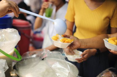 Zenginlerin elleri yoksulların ellerine yiyecek verir : Paylaşma kavramı : Gönüllüler Fakirlere Gıdayı Paylaşır