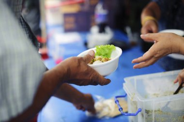 verme kavramı : Yoksulların elleri hayırseverin elinden yiyecek alır : Gönüllüler Yoksullara Yiyecek Paylaşır