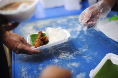 Aç insanlara yiyecek bağışı : Yoksulluk ve açlık kavramı : kavram sosyal katkısı