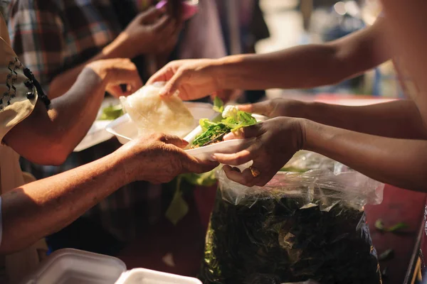 Poveri Ricevono Cibo Donato Dai Donatori Dimostrano Condivisione Reciproca Nella — Foto Stock