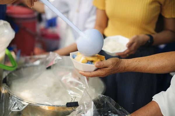 Mendicante Chiede Cibo Donatori Prendersi Cura Degli Altri Esseri Umani — Foto Stock