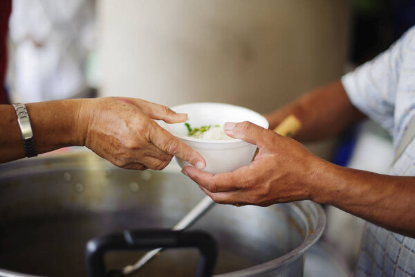 Нищий просит еду у доноров: концепция бедности в азиатском обществе: концепция заботы: От филантропа, чтобы помочь
