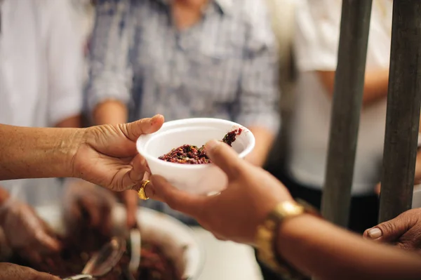 Les Bénévoles Fournissent Nourriture Aux Mendiants Concepts Nourrir Aider Les — Photo