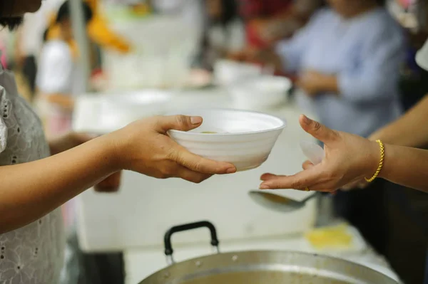 Condivisione Del Cibo Dalle Mani Volontarie Senzatetto Concetto Alimentazione Donare — Foto Stock