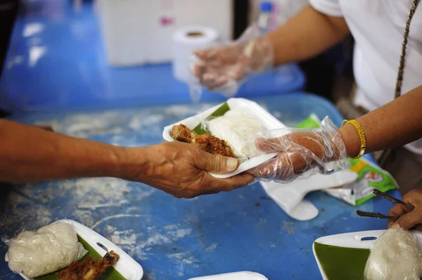 Donare Cibo Avanzato Alle Persone Affamate Concetto Povertà Fame — Foto Stock