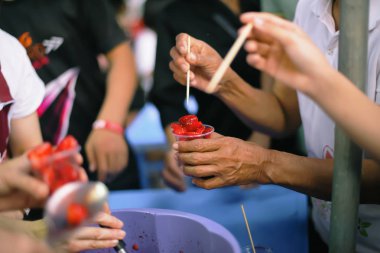 Beslenmenin Yardım Ettiği Yoksulluğun Sosyal Sorunları : Toplumda Açları Beslemek İçin Gönüllü: Toplumda Yoksullara Gıda Bağışı Kavramı