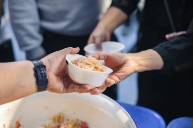 Yardım etmek ve paylaşmak için yoksulları beslemek