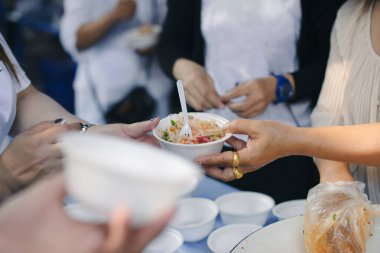 Fakirlerin elleri yiyecek bağışlıyor. Kıtlık kavramı