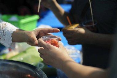 Açlık yardımı insanlara yardım etmek için gıda bağışı : Paylaşım kavramı