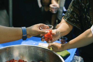 Açlık kavramı : Zengin insanlar yoksullara yiyecek verir.