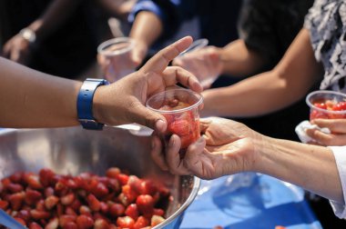 yoksulların elleri bağışçının payına yiyecek alır. yoksulluk kavramı