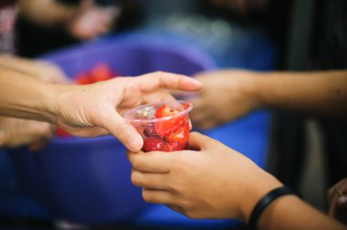 yoksulların elleri bağışçının payına yiyecek alır. yoksulluk kavramı