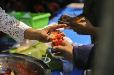 sosyal yardım dilenci yoksul el besleme. yoksulluk kavramı