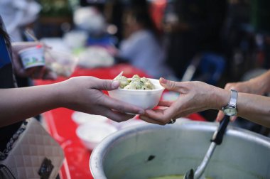 sosyal yardım dilenci yoksul el besleme. yoksulluk kavramı