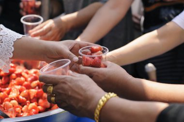 toplumda birbirlerine yardım etmek için yoksul beslenme: bağış kavramı