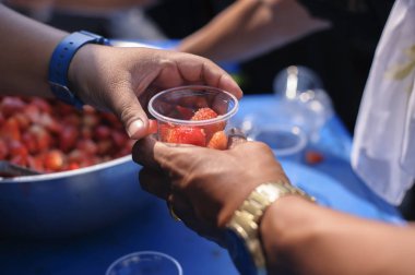 toplumda birbirlerine yardım etmek için yoksul beslenme: bağış kavramı