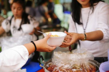 toplumda birbirlerine yardım etmek için yoksul beslenme: bağış kavramı
