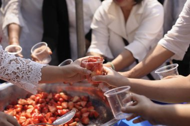 Sadaka kavramı : Toplumda birbirine yardım etmek için yoksulları beslemek.