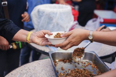 Sadaka kavramı : Toplumda birbirine yardım etmek için yoksulları beslemek.