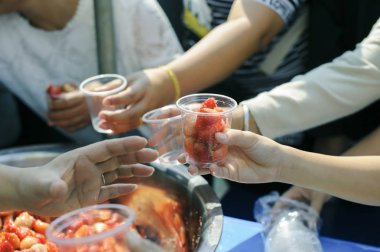 yoksulluk kavramı : Açlığı hafifletmek için evsiz insanları beslemeye yardımcı olmak.