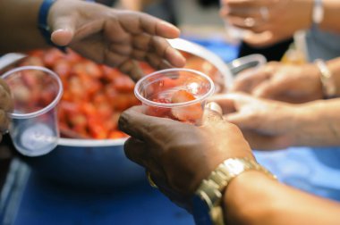 yoksulluk kavramı : Açlığı hafifletmek için evsiz insanları beslemeye yardımcı olmak.