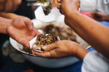 yoksulluk kavramı : Açlığı hafifletmek için evsiz insanları beslemeye yardımcı olmak.