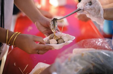 Toplumdaki insanların insancıl açlık hafifletmek için yardım: kavramlar gıda paylaşımı
