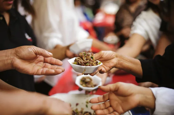 Les Mains Des Pauvres Donnent Nourriture Concept Famine — Photo