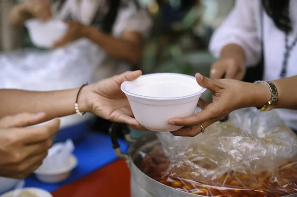 Mani Dei Poveri Ricevono Cibo Dalla Parte Del Donatore Concetto — Foto Stock