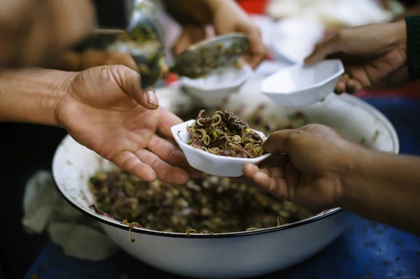 Nourriture Caritative Nourrir Les Pauvres Aux Mains Mendiant Concept Pauvreté — Photo