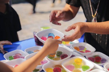 Gönüllüler dilencilere şefkatle yemek sağlamak için işbirliği içindeler..
