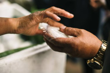 Zenginden gelen yiyecekler fakire verir: yardım toplumu