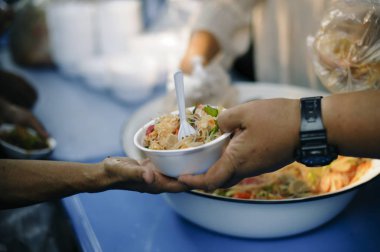 Yoksullara sadaka veren gönüllüler: açlık kavramı