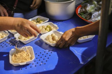 İnsanlar bağışlardan yiyecek istediler: umut kavramı