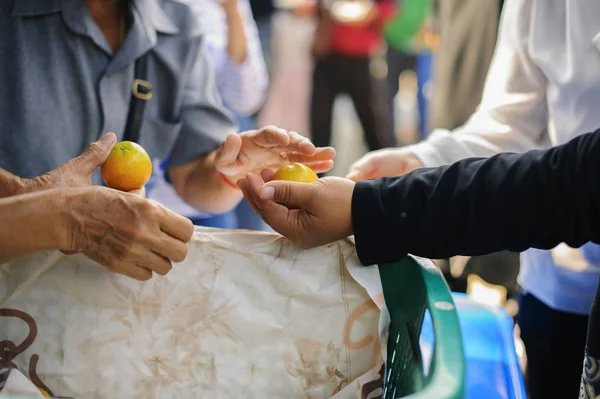 Εθελοντές Που Σερβίρουν Φιλανθρωπικό Φαγητό Στους Φτωχούς Έννοια Της Πείνας — Φωτογραφία Αρχείου