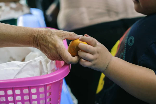 Problema Del Hambre Los Pobres Las Personas Sin Hogar Reciben — Foto de Stock