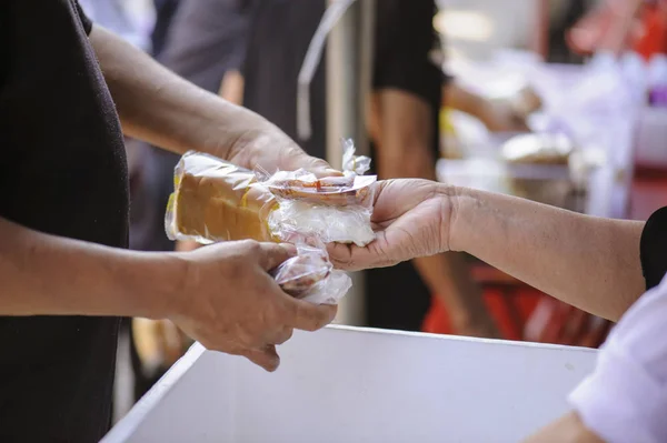 Share food with homeless homeless people: the concept of donation