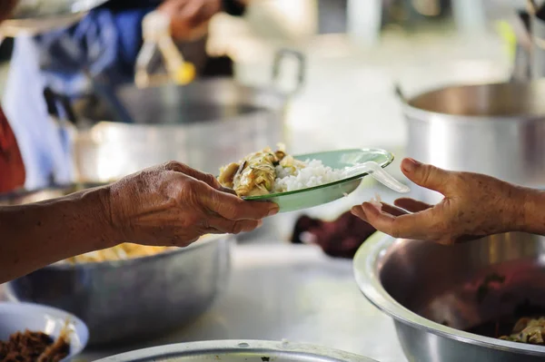 Compartilhe Alimentos Mão Mão Com Doações — Fotografia de Stock