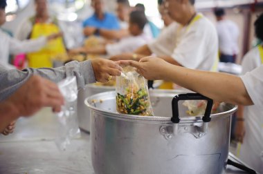 Yoksulları dilencinin ellerine vermek : Açlık veya yoksulluk kavramı