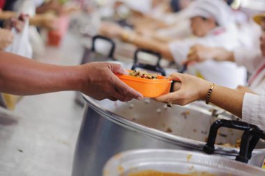 Yemek almaya gelen hayırseverlerden bedava yemek talep etmek
