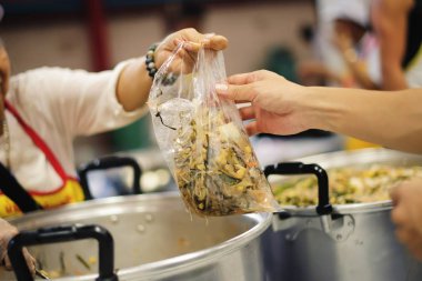 Özverili Evsizler için Ücretsiz Gıda Out verir