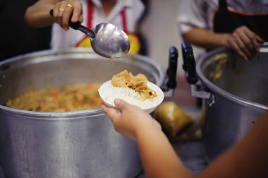 Özverili Evsizler için Ücretsiz Gıda Out verir