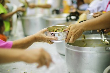 gönüllüler ücretsiz gıda besleme ile evsizler için konsept sadaka