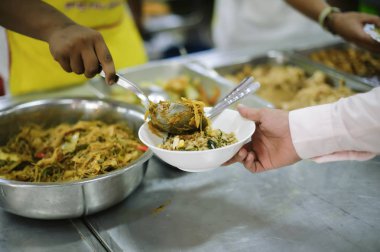 Gönüllüler evsiz ve aç insanlara yardım etmek için yiyecek bağışında.