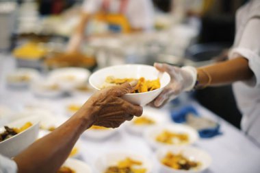 gönüllüler yerel yoksul insanlara yiyecek vermek, köylüler memnuniyetle onlar uzun bir süre olsun tek gıda olabilir gibi gıda kabul.