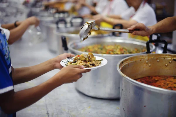 Obdachlose Und Hungrige Stehen Schlange Und Bitten Freiwillige Kostenloses Essen — Stockfoto