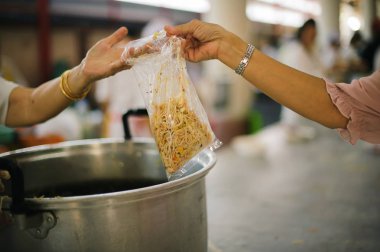 Günümüz toplumunda yoksullara ücretsiz gıda dağıtımı