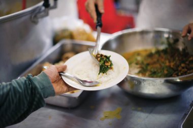 Yoksulları beslemek açlığı gidermelerine yardımcı olur..